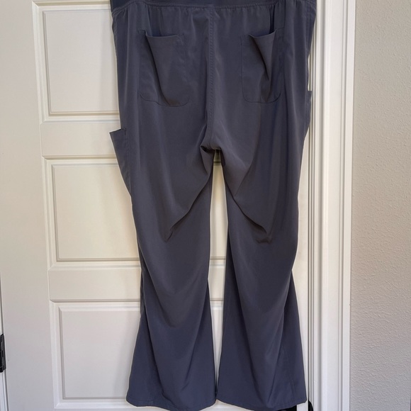 ELEVATE by IRG Scrubs (3 pieces) - Picture 7 of 9
